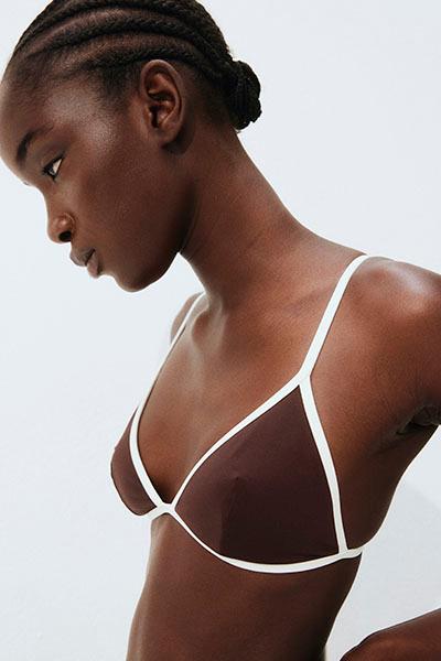 Polera con capucha y motivo