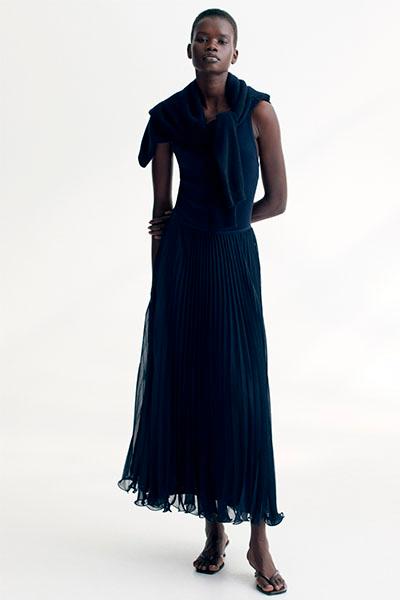 Polera con capucha y motivo